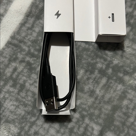 Fitbit Charge 6 with additional bands - Picture 2 of 12